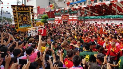 古庙游神出銮落在星期天，现场迎来逾万名民众参与。（摄影：刘维杰）