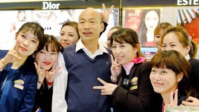 高雄市长韩国瑜（中）周日出访东南亚，上午抵达桃园国际机场后，许多民众看到他都大喊市长好，他也 不忘展现亲和力，和沿途热情的民众一起合照。