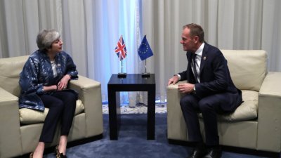 英国首相特丽莎梅（左）周日在埃及沙姆沙伊赫举行的欧盟与阿拉伯峰会场边会议中，与欧洲理事会主席图斯克商讨脱欧事宜。