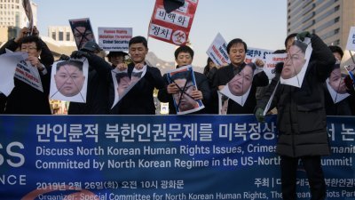 一群反对朝鲜的韩国活跃分子与逃离朝鲜的脱北者周二在首尔示威，抗议美朝峰会。