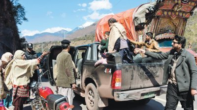 印度和巴基斯坦日前爆发敌对的空袭行动，为了避免遭殃，巴基斯坦克什米尔居民，周三从巴国管辖的克什米尔边境城镇查科蒂撤离，该城镇距离边界“控制线”大约3公里。