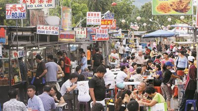 槟城有美食天堂之称，但随著年长小贩慢慢退休，又少人接手后，槟州的小贩摊格会否会减少？（档案照）