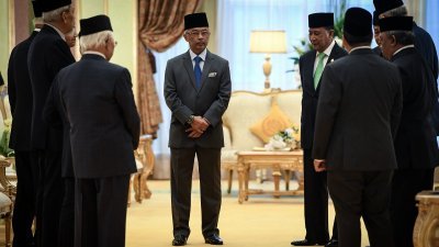 国家元首苏丹阿都拉（中）周五出席马来统治者会议前，与各州统治者交流。