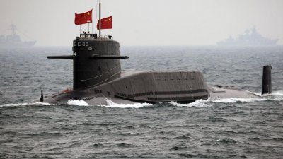 一艘中国核潜艇2010年在海洋深处成功与超低频天线发射站联络，继俄罗斯及美国之后，成了第3个拥有该系统的国家。这是中国军方“094型”的核动力潜艇正浮出海面。