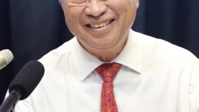 陈清木医生宣布结束50年行医生涯，转而为人民服务。