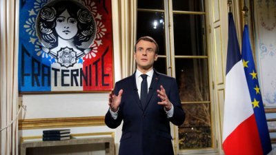 法国总统马克龙当地时间周一晚在爱丽舍宫，向法国人民发表新年文告。