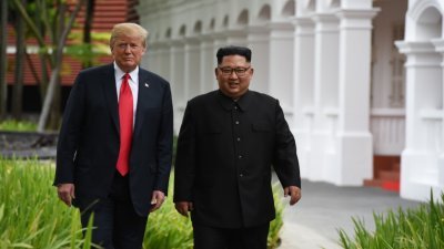 美国总统特朗普（左）和朝鲜最高领导人金正恩，去年6月12日在新加坡会晤。