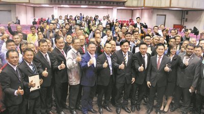 91名受委村长获霹雳州希盟政府颁发委任状。前排左3起为倪可汉、尼萨、倪可敏、尤努斯和杨祖强。
