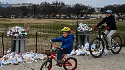 美国政府局部停摆，导致一些非紧急服务暂停，包括收集垃圾服务。在首都华盛顿，市民骑脚车经过国家广场，路边垃圾桶满溢，破坏市容。