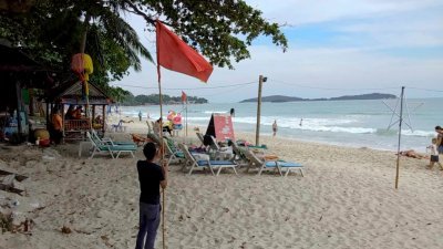 泰国苏梅岛的查汶海滩周四升起红旗，告诫游客当地将出现恶劣天气。