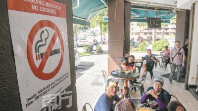 今年1月1日起，所有餐厅和咖啡厅都挂起大型的禁烟告示牌，所有饮食场所3公尺范围内一律被列为禁烟区。（摄影：黄良儒）