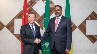 中国外交部长王毅（左），在亚的斯亚贝巴同埃塞俄比亚外长沃尔基内举行会谈。