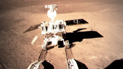 “嫦娥四号”著陆器周四晚与巡视器分离，“玉兔二号”月球车顺利驶抵月背表面。这是著陆器上的监视相机，拍摄了“玉兔二号”在月背留下第一道痕迹的影像图。