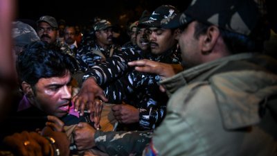 印度保守派民众上街示威，抗议两名女性打破禁忌进入萨巴里马拉神庙，期间与警员发生拉扯。