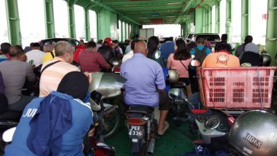 不受免摩哆过桥费的政策影响，仍然有不少摩哆骑士对需缴付2令吉来横跨槟威海峡的槟城渡轮情有独钟。