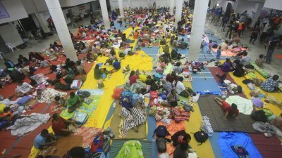 自热带风暴“帕布”周五登陆泰南以来，已有将近 3万人被泰国当局疏散至不同的避难所，以躲避此次风灾。这是受到此次风暴波及的灾民，被安顿在洛坤府一处避难所。