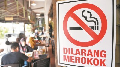 卫生部下达的餐饮业店禁烟令已在1月1日全面开跑，图为吉兰丹州的一家餐馆内贴上的禁烟告示。