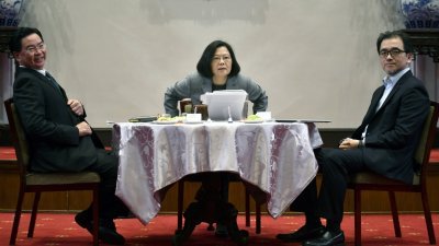 台湾总统蔡英文（中）在外交部长吴钊燮（左），以及总统府副秘书长刘建忻的陪同下，于总统府与国际媒体茶叙，针对两岸局势提出说明。