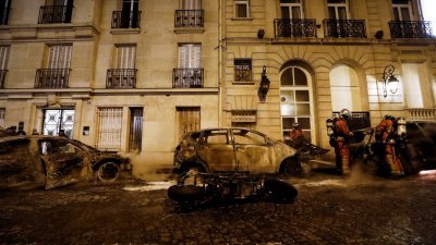 部份示威者周六在巴黎市中心的街区焚烧多辆摩哆及汽车，消防员及时将火势灌熄。