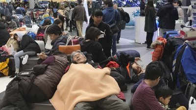 北海道周六受风雪吹袭，札幌新千岁机场105个航班取消，造成逾千名旅客滞留机场。