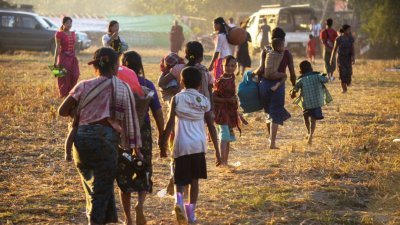 缅甸若开邦的武装组织若开军和政府军重新爆发武装冲突，流离失所的当地民众被安置在一处营地。