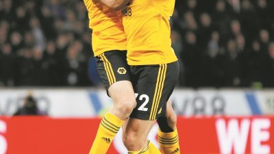 狼队前锋希门尼斯（左）在足总杯主场攻破利物浦球门后，非常兴奋地与队友登东克尔一起庆祝。