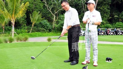 卓庆忠（右）陪同陈泓宾一同为高尔夫球赛举行开球礼。（摄影：杨金森）