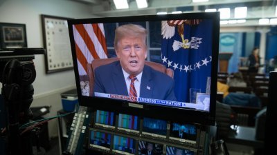 在白宫新闻发布室的电视屏幕上，现场直播特朗普上任总统后的首个全国演说。