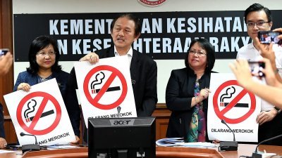 黄天发（左2）宣布，沙州将在2月1日开始在餐饮场所实行禁烟令。