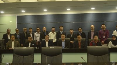 郭子毅（前排左4）在与各单位进行会议后宣布“人工智慧物联网”平台的诞生，前排左5为祖基菲里。