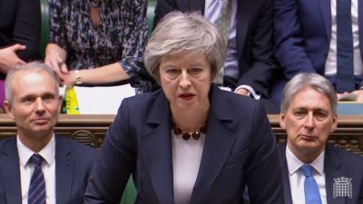 英国首相特丽莎梅周三在国会下议院每周的首相提问环节时讲话。
