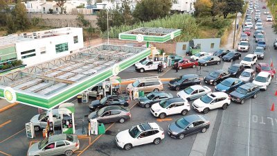 由于墨西哥其他几个州出现燃油短缺，数百名司机在哈利斯科州萨波潘的加油站排队，等待添油。