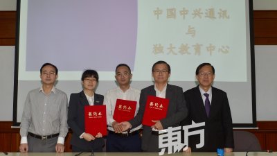 许高山（中）、陈正锦（右2）和舒雪娇（左2）签署了合作协议书，陈友信 （右）和张任军则在旁见证。 （摄影：陈启新）