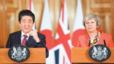日本首相安倍晋三（左）表示，全力支持英国首相特丽莎梅与欧盟达成的脱欧协议，并盼其能避免无协议脱欧。这是两人于周四会谈结束后，在联合记者会上发表讲话。