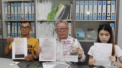 李浥溱（右）在父亲李木村（左起）及行动党大山脚 国会联委会副主席陈宗兴的陪同下，召开记者会，投诉原本要成为美容师的她，被沦为“按摩女郎”。