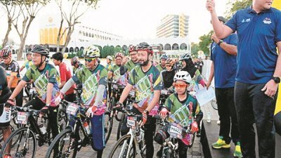 慕克里兹（左3）周六早上参与2019红鹰自行车赛举行的欢乐骑车行，左起为阿斯米鲁与阿米鲁丁韩沙。