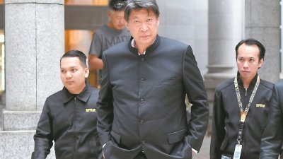 大马旅游促进局前主席萧家伟被反贪会延扣4天后，周六获准保释并离开推事庭时，脸色凝重。