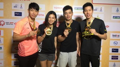 陈炳顺（左起）、吴柳莹、陈蔚强和吴蔚升展示泰国羽赛的冠军奖牌。（图片由陈炳顺提供）