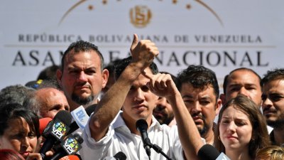 委内瑞拉国会议长兼反对派领袖瓜伊多，在周日的反政府集会上向支持者和传媒展示遭扣留的痕迹。