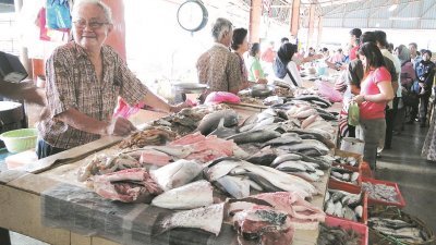 如今巴刹鱼档摆卖的多是普通鱼种，好鱼大虾则不见踪迹。