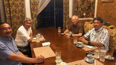 纳吉（右2）周二晚在面子书上载一张与希山慕丁（左起）、阿末扎希和莫哈末哈山的合照，强调4人为了党、马来社群和国家未来而团结。