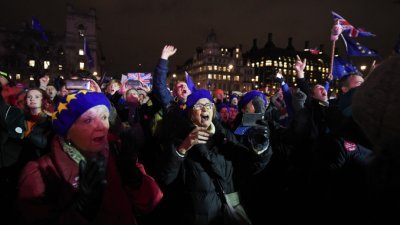 一群反对脱欧的民众在国会大楼外等候表决结果，有的在听到成绩时激动不已，有的则显得有些错愕。