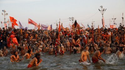 印度苦行者组织“龙之圣徒”在周二大壶节半礼首日，聚集在圣河桑伽姆沐浴。