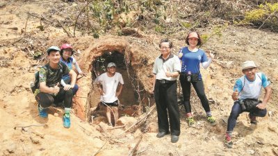 陈金成（前左2）视察阿纳武吉山腰的神秘洞穴，并希望市议会与国家文物局合作，以揭开洞穴的神秘面纱，前左为吴家杰。