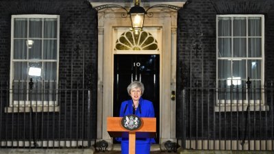 英国首相特丽莎梅当地时间周三晚成功躲过不信任动议后，在唐宁街10号首相府外发表声明。