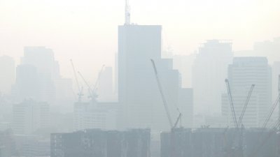 泰国曼谷周四的空气污染情况持续，能见度低，建筑埋在雾霾之中，一片朦胧。