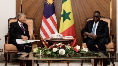 马哈迪（左）访问塞内加尔出席第三届非洲崛起国际大会期间，与塞内加尔总统麦基萨勒会面。