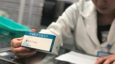 广东省人民医院一名药师，遵照医嘱核对抗癌药物。中国已将包括抗癌药在内的28项药品的进口关税降为零，有多种抗癌药进入医保目录。