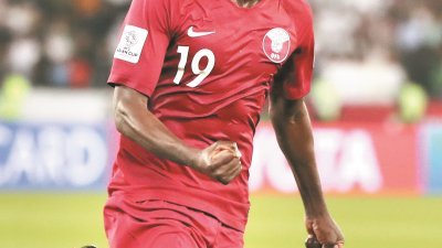 卡塔尔年轻前锋阿尔莫耶茨-阿里，在第45和第80分钟头顶脚踢连下连城，帮助2022年世界杯东道主卡塔尔，以2比0力克贵为亚洲豪强的沙地，拿下以小组第一晋级亚洲杯16强。