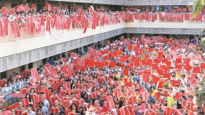 吉隆坡循人逾3200师生完成挥春后高举作品，现场一片红海，仿佛为学校披上“新衣”，非常壮观。